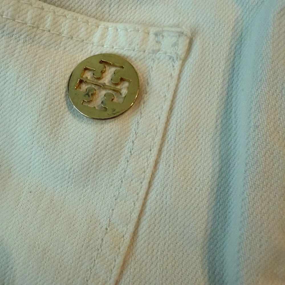 Tory Burch Mid-Rise Straight Leg White Jeans Women’s Size 28 gold Logo